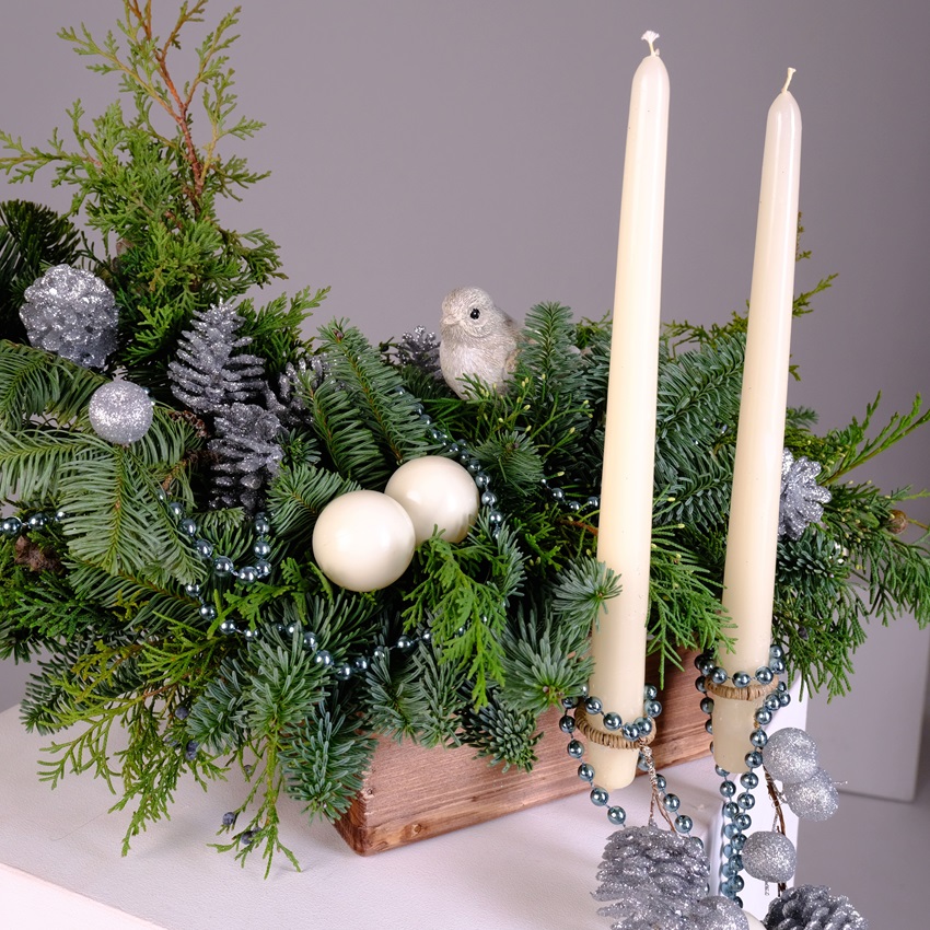 Новогодняя композиция из нобилиса с парящими свечами "Зимняя пташка"