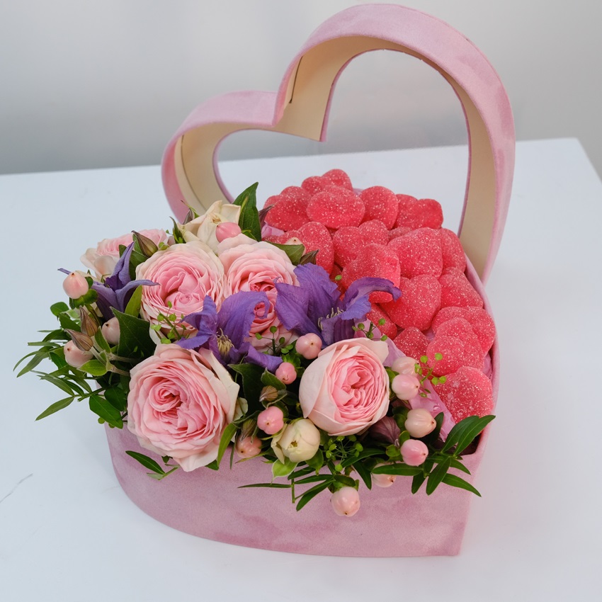 Коробка сердце: мармелад и кустовые розы