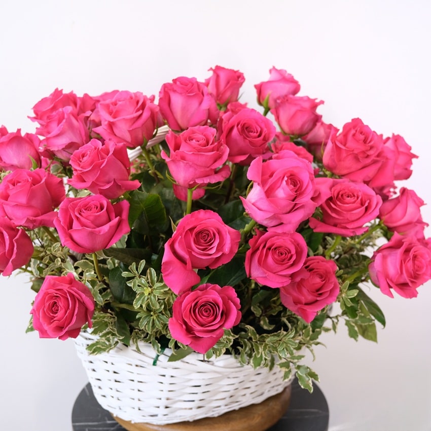 Ароматные крупные розы Пинк Флойд в корзине, 55 шт
