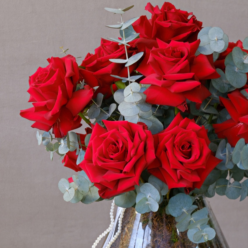 Букет в вазе. Французские розы с эвкалиптом "15 поцелуев"