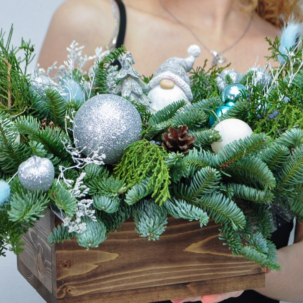 Новогодняя композиция с гирляндой «Снежный гном»