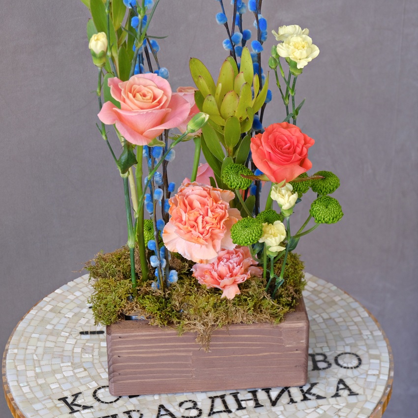 Композиция на Пасху в деревянном ящичке: голубая верба, розы и леукадендрон 