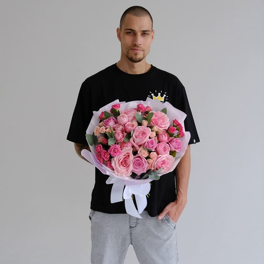 Пионовидные розы в нежном розовом букете "Amore Mio"