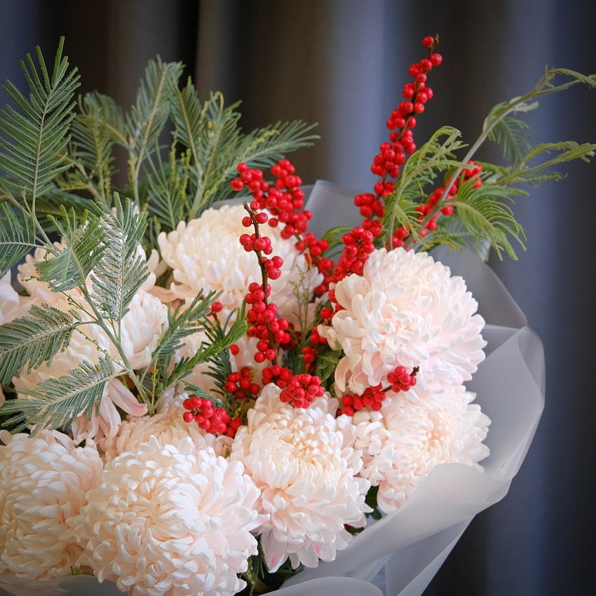 Нежные пудровые розовые хризантемы 11 штучек с мимозой и илексом