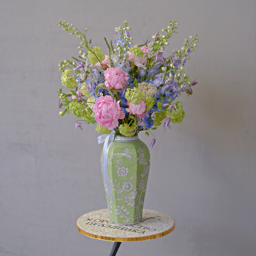 Букет в вазе от шеф-Флориста. Пионы Сара Бернар и голубой дельфиниум "Под небом голубым"