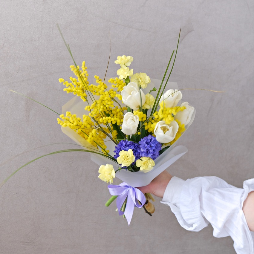 Сборный букет из тюльпанов и гиацинтов с мимозой. Корпоративные подарки на 8 марта. Цена от 10 шт.