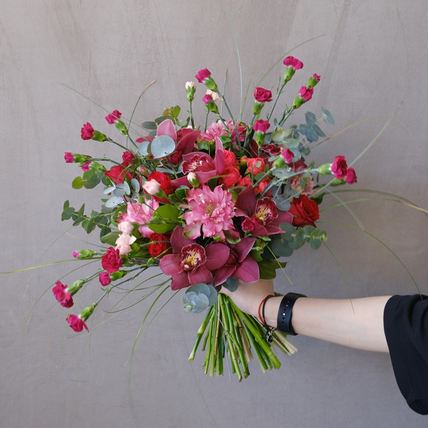 Бордовые орхидеи и альстромерии в садовом букете