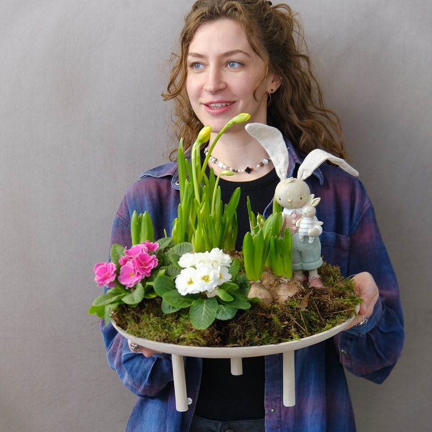 Садик с первоцветами в металлическом кашпо: нарциссы, гиацинты и примула с сувениром "Кто в цветочках живёт?"