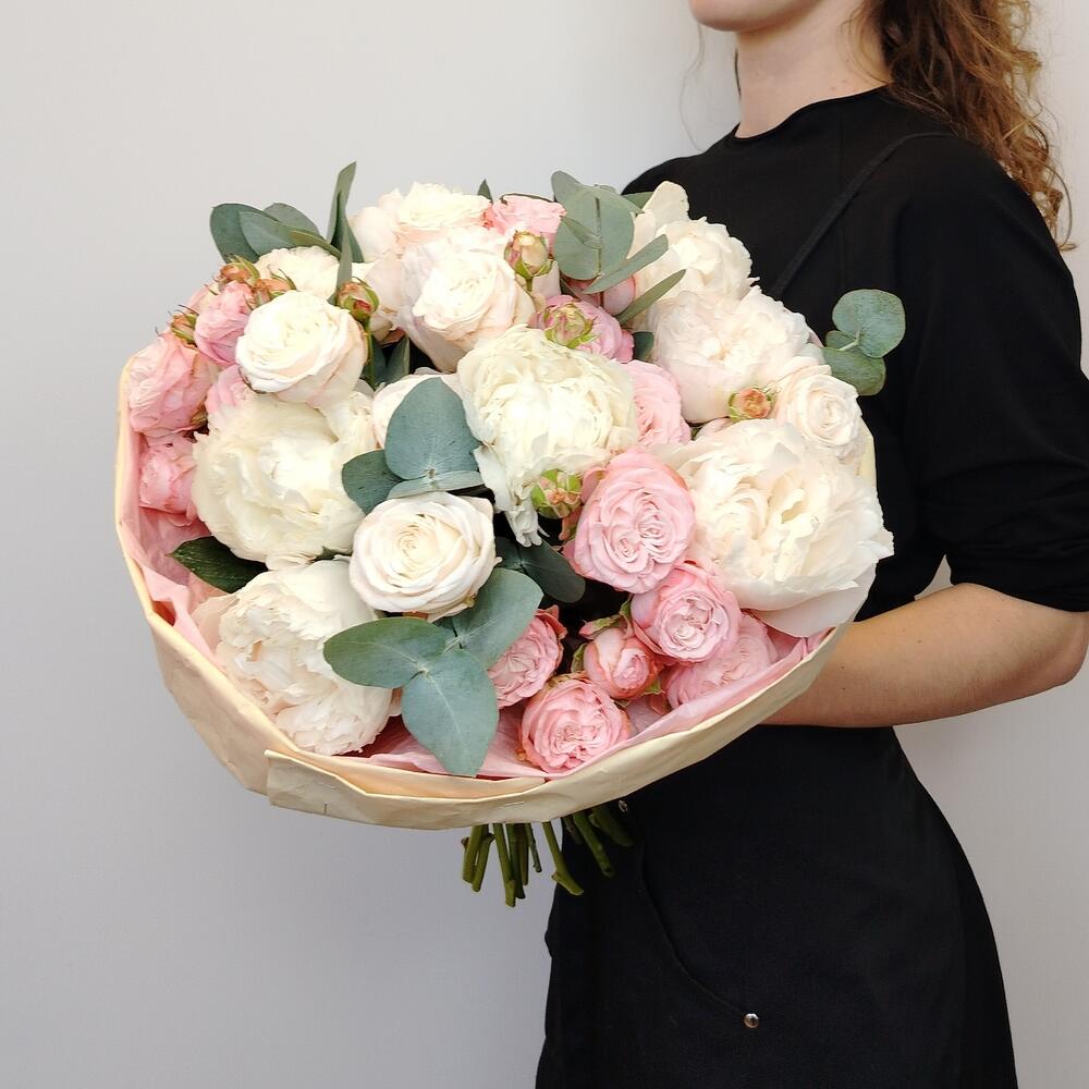 Белые пионы и пионовидные розы в нежном букете