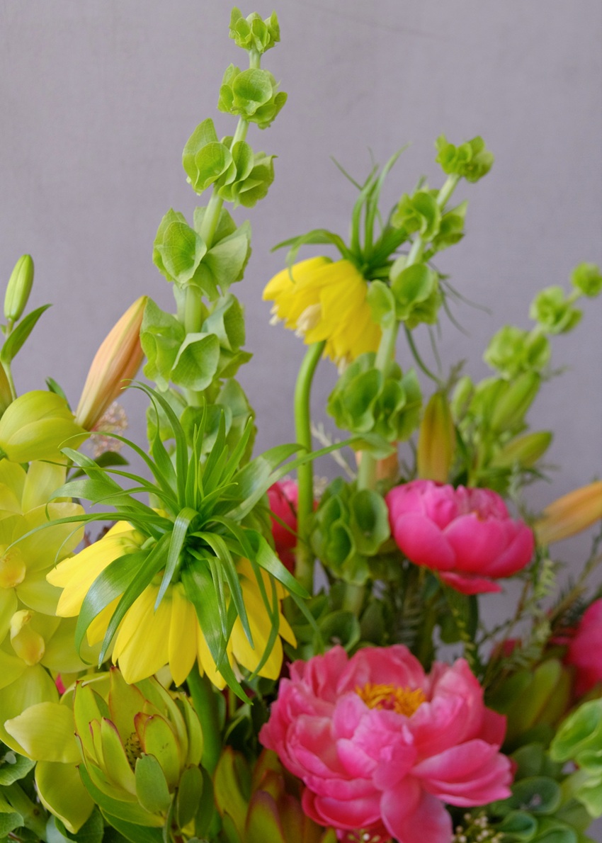 Букет в вазе. Фритиллярия, пионы и сочная зелень
