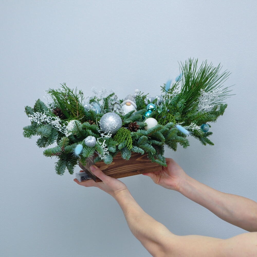 Новогодняя композиция с гирляндой «Снежный гном»