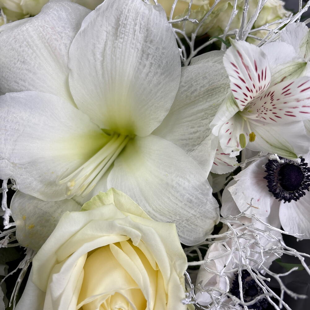 Белые амариллисы и розы в букете 