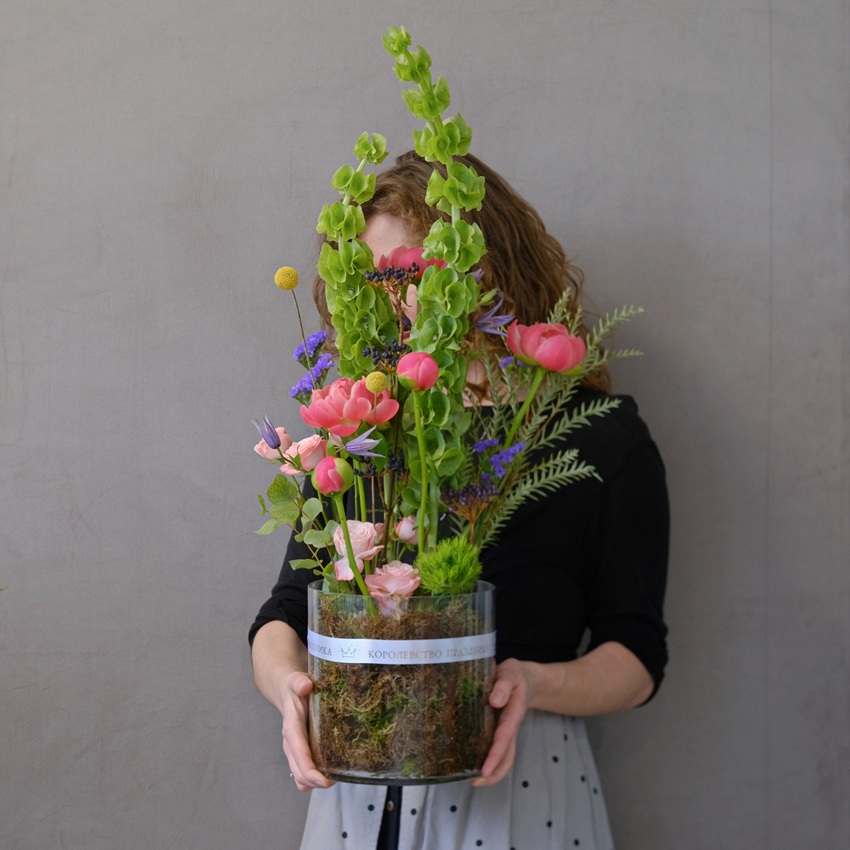 Коралловые пионы и молюцелла в интерьерном букете в вазе "Солнце в стекле"