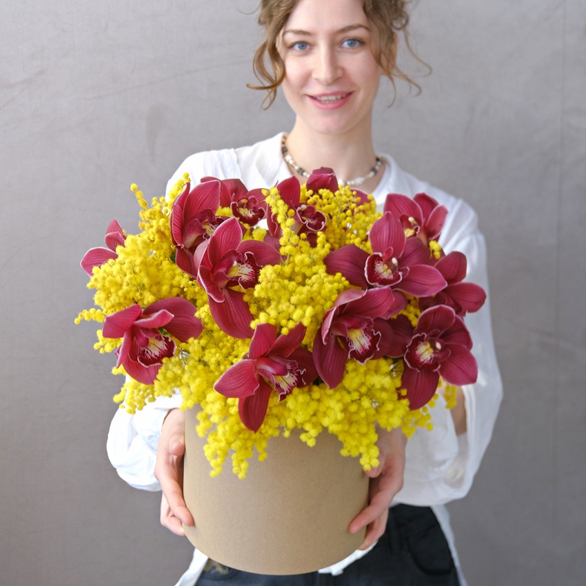 Бордовые орхидеи и ароматная мимоза в коробке "Медовая орхидея"