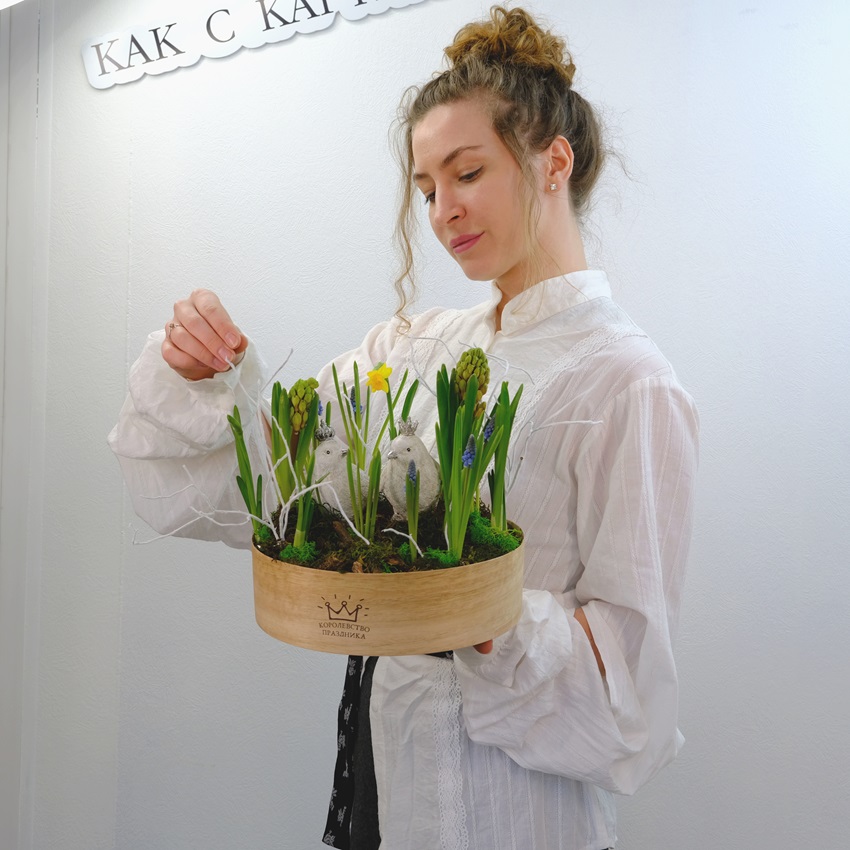 Садик с первоцветами: мускари и нарциссы в композиции "Ранние пташки"