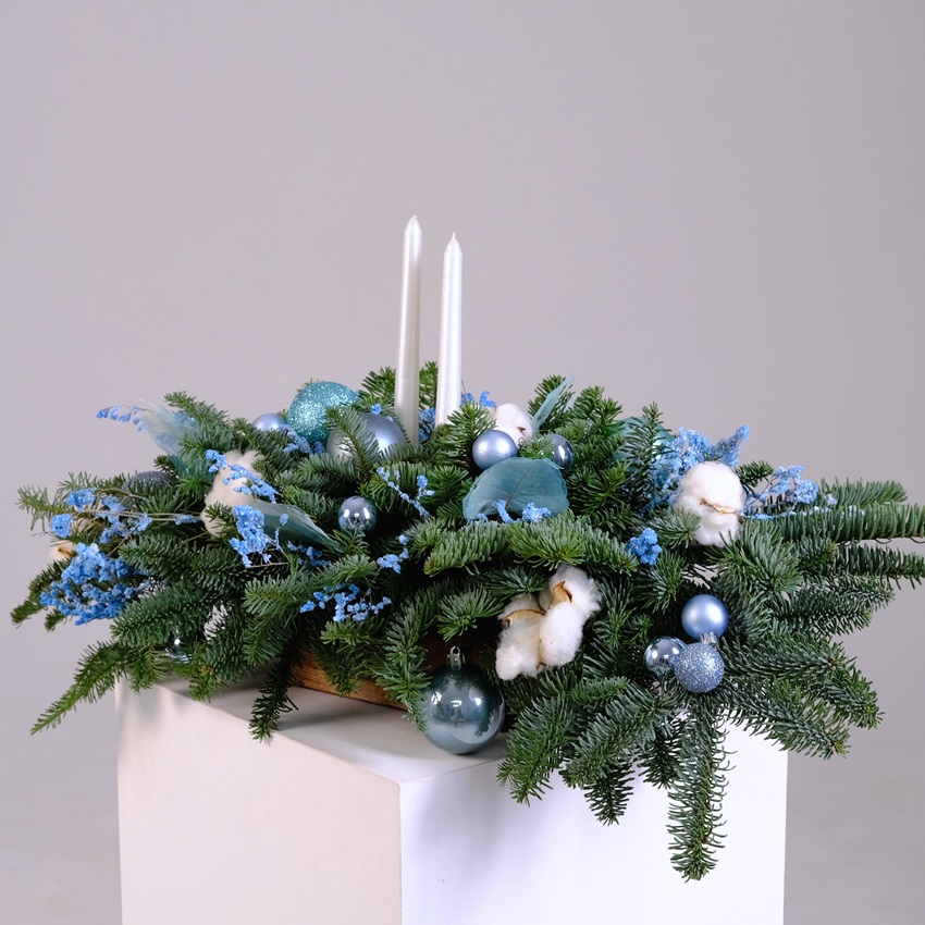 Шикарная новогодняя композиция из нобилиса со свечами "Frost Kiss"