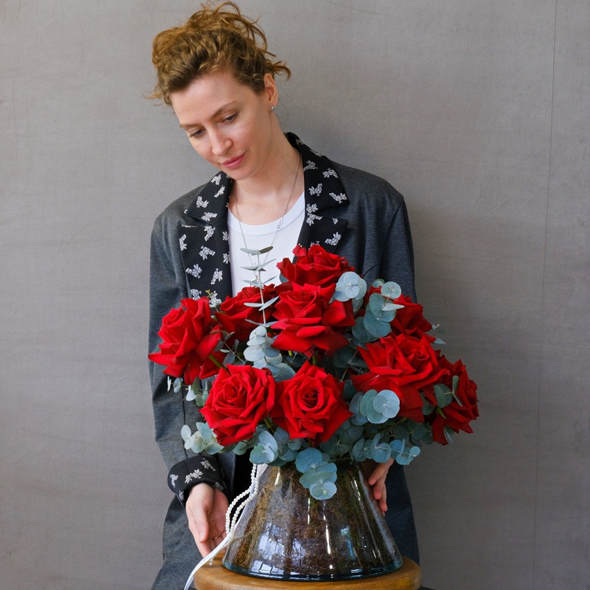 Букет в вазе. Французские розы с эвкалиптом "15 поцелуев"