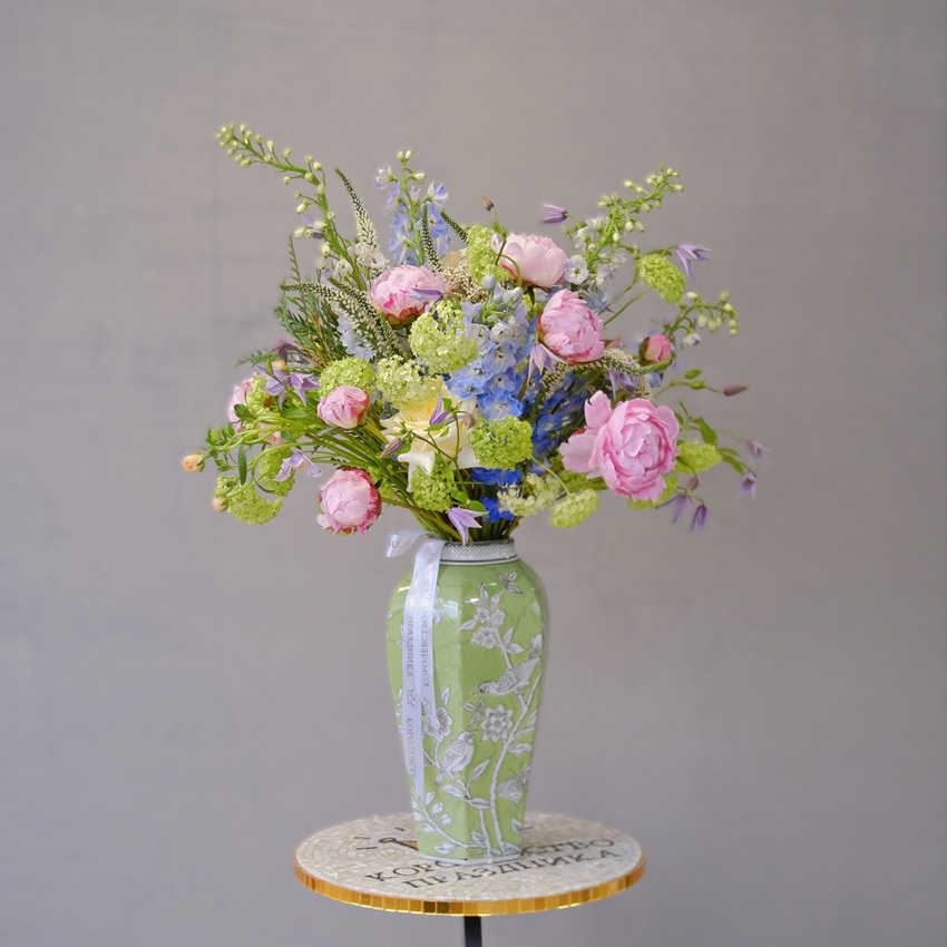 Букет в вазе от шеф-Флориста. Пионы Сара Бернар и голубой дельфиниум "Под небом голубым"