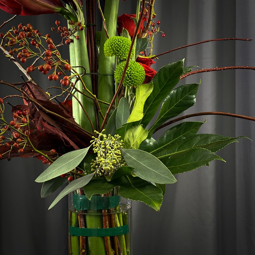 Вертикальный букет с красными амариллисами и розами. Мужской бизнес букет