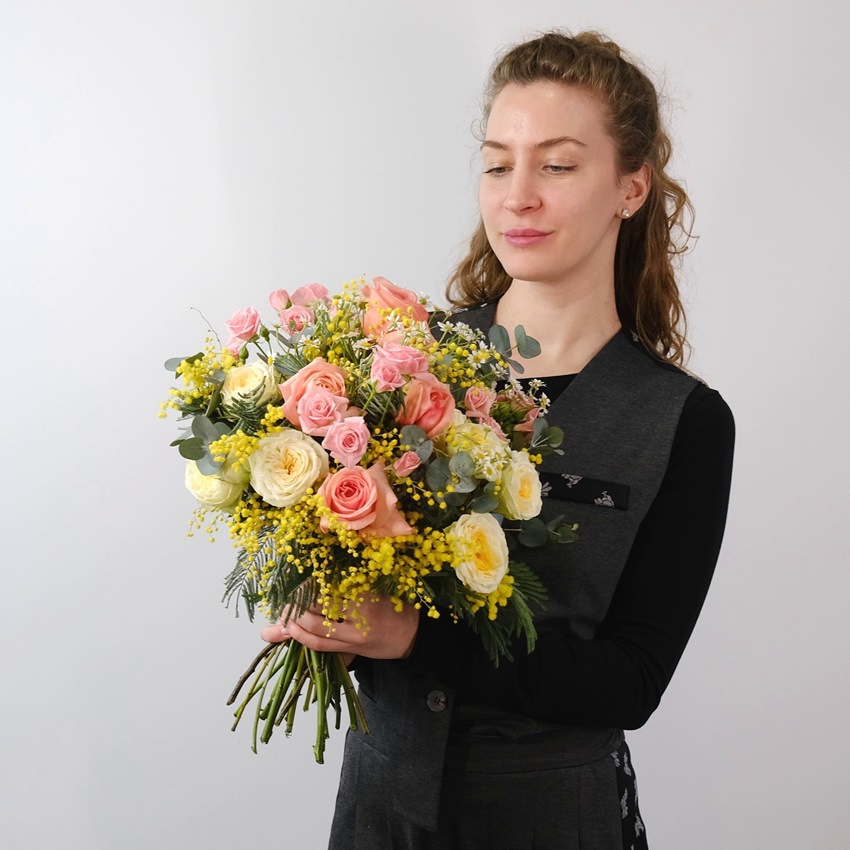 Пионовидные розы и мимоза в ярком букете