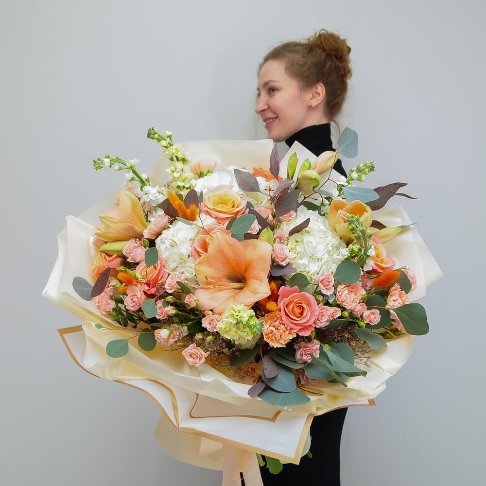 Огромный букет! Амариллисы и персиковые розы в букете "Абрикосовый рай"