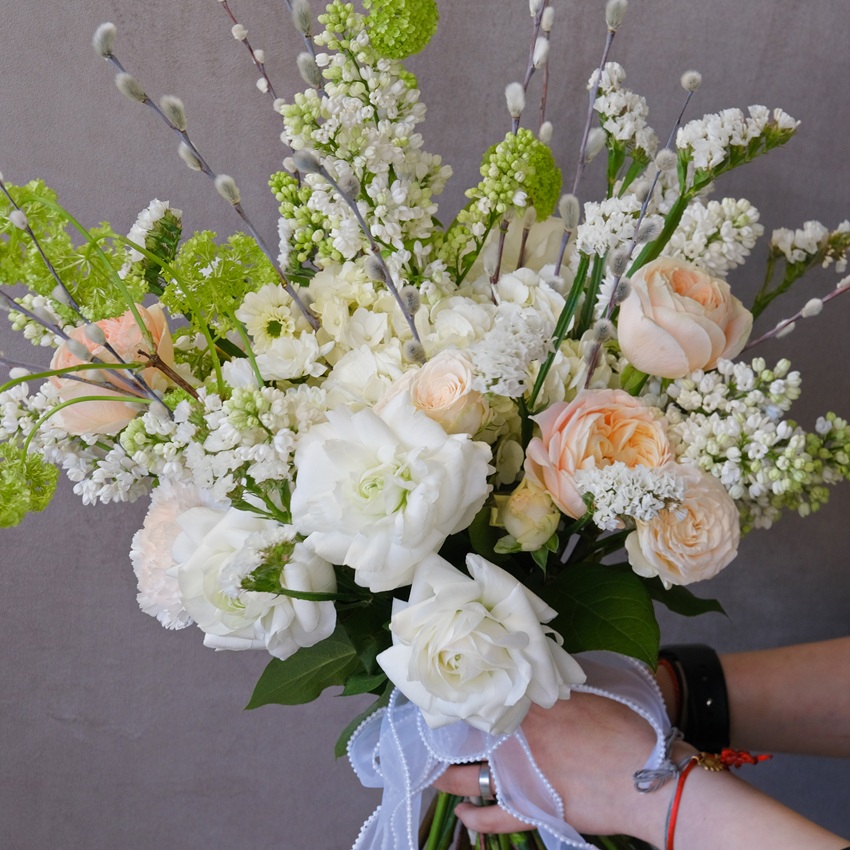 Букет на Пасху: Верба, ранункулюсы и белая сирень