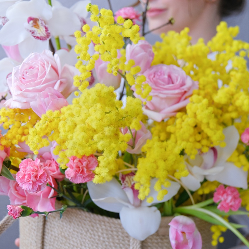 Орхидея Цимбидиум и пионовидные розы Охара в сумке ручной работы "Медовая орхидея"