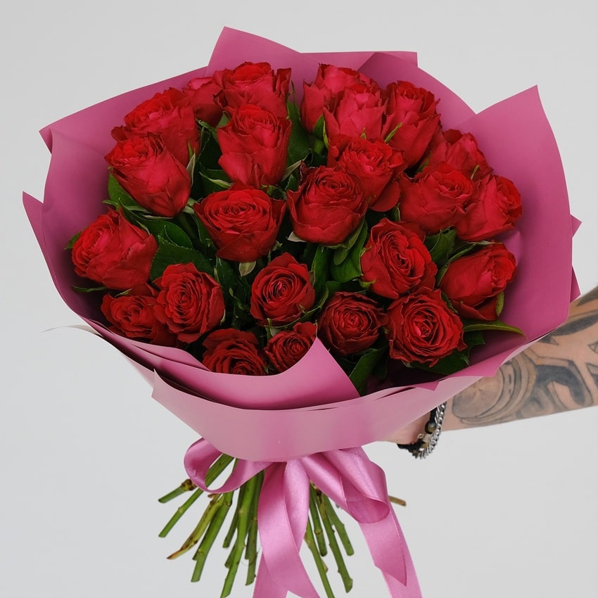 25 красных роз 40 см с зеленью в букете "Саванна"