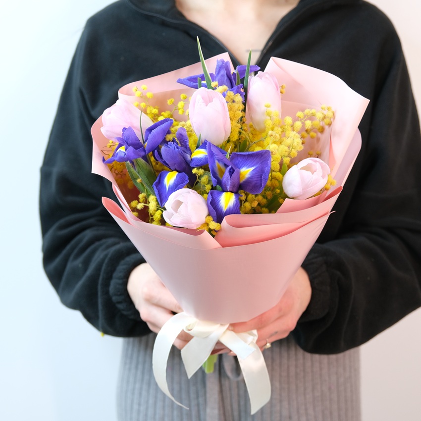 Букет с тюльпанами, ирисами и мимозой. Корпоративные подарки на 8 марта. Цена от 10 шт.