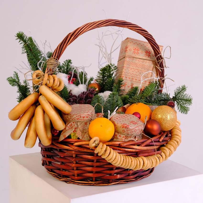 Корзина с вареньем, пастилой и декором "Конфетки - бараночки"