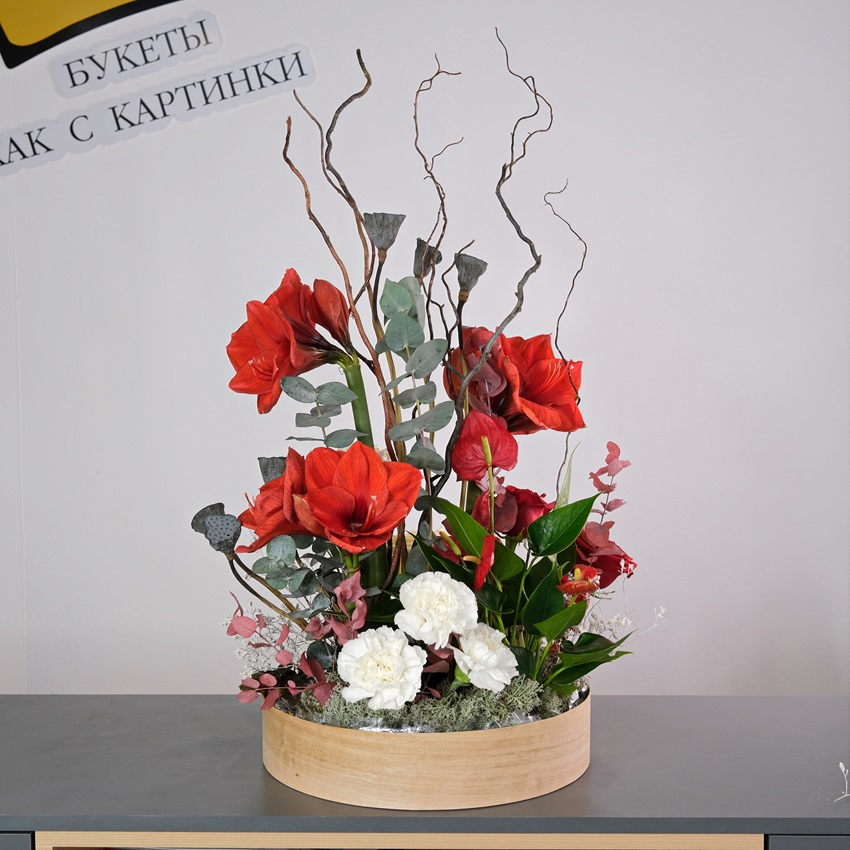 Амариллисы, антуриум и лотосы в композиции "Цветочное пламя"