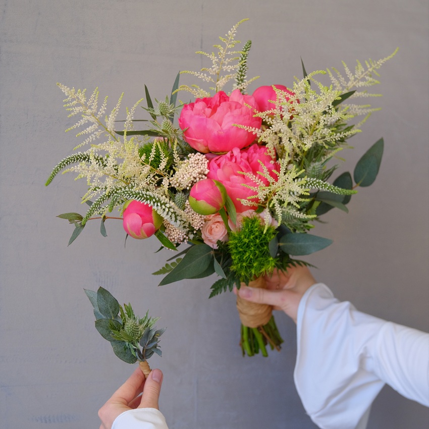 Букет невесты с коралловыми пионами и астильбой "Бохо-микс"