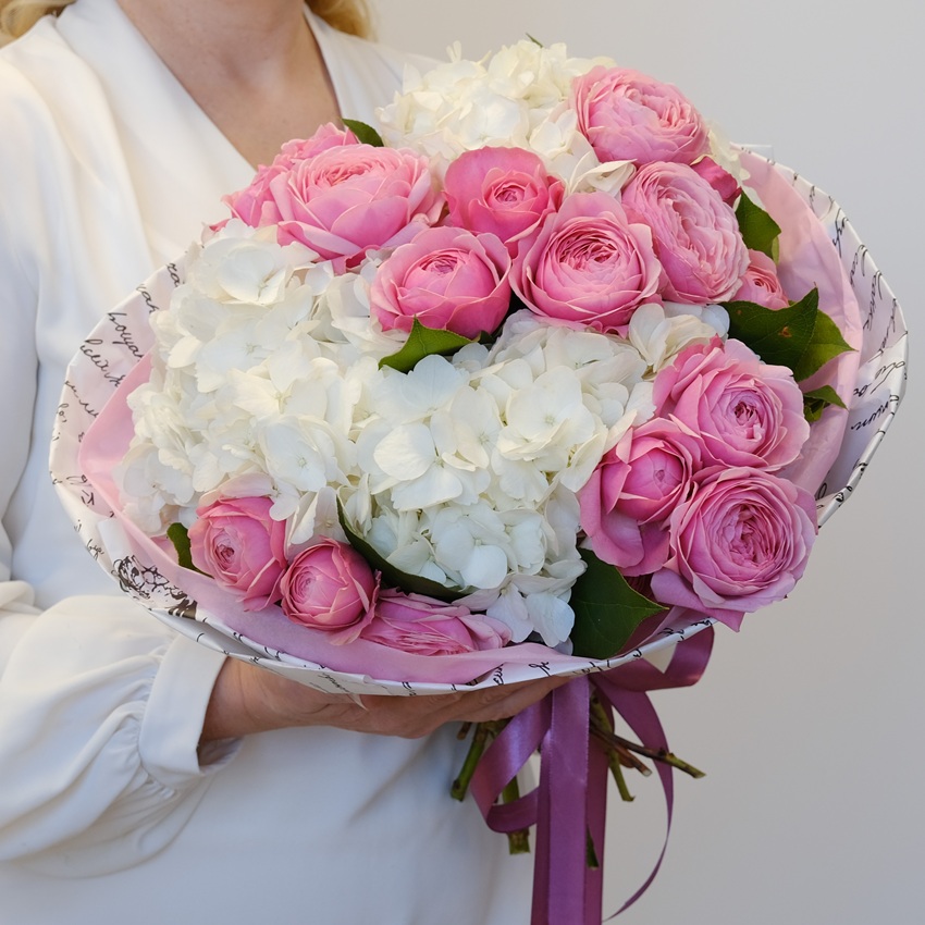 Пионовидные кустовые розы и гортензия в воздушном букете "Романтика в белом"