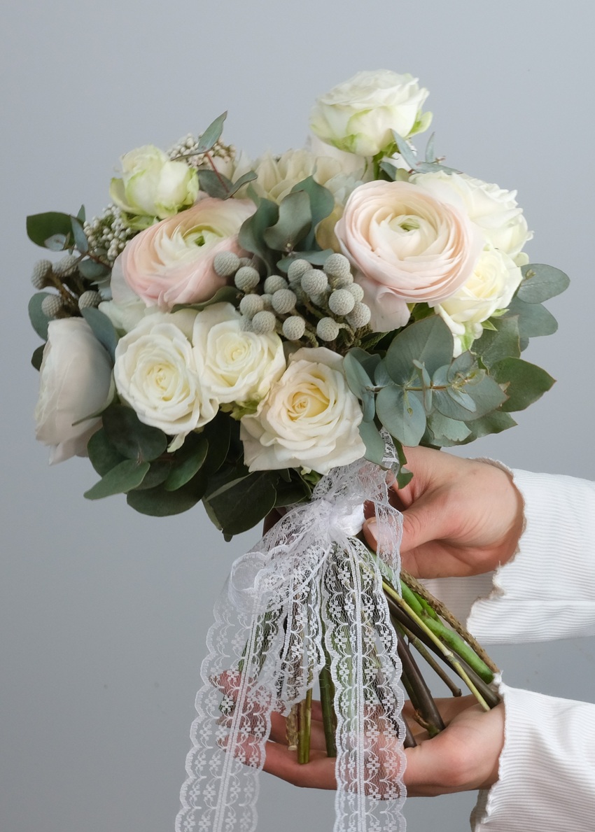 Букет невесты с ранункулюсами, розами и брунией "Драгоценность"