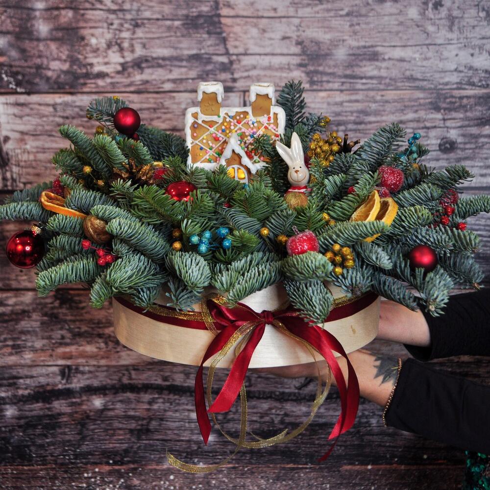 Яркий новогодний букет из нобилиса «Пряничный домик»