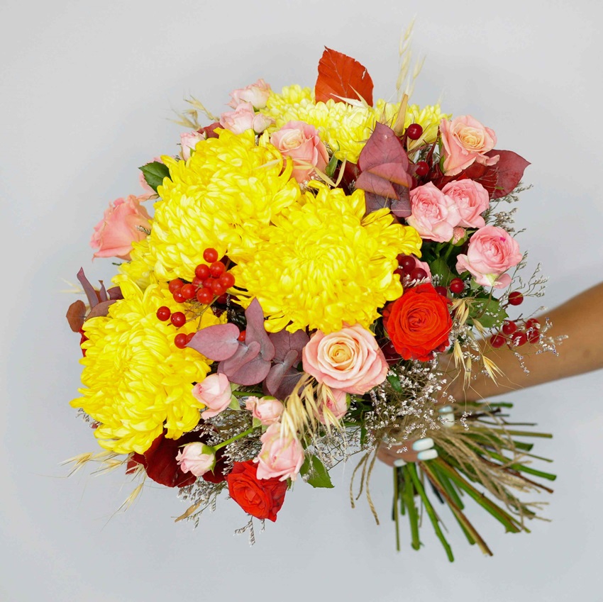 Жёлтые хризантемы в букете "Красавица Осень"