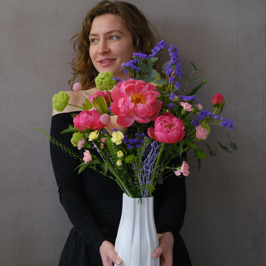 Букет в вазе. Коралловые пионы, статица и яркая зелень