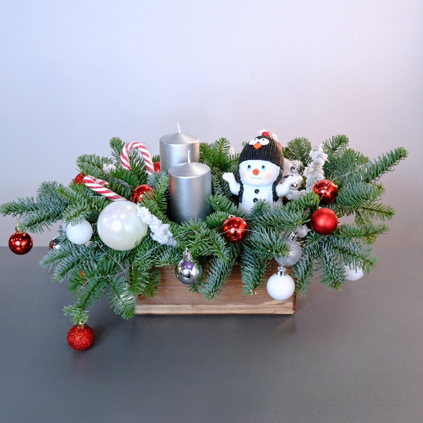 Новогодняя композиция из нобилиса со свечами и сувениром "Очаровательный снеговик"