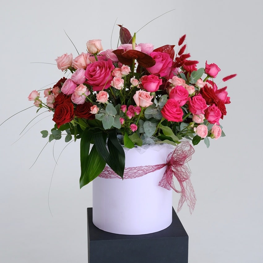 Антуриумы и розы в большом букете в коробке "Amour de Luxe"