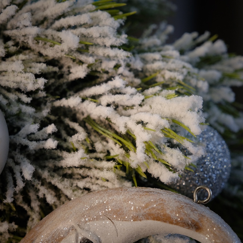 Новогодний венок с сувениром "Хранитель зимней сказки" (искусственный)