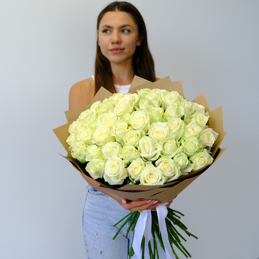 Белые розы Россия 60 см, 51 штучка букет  с вазой