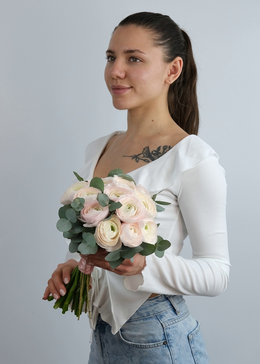 Букет невесты с ранункулюсами и эвкалиптом "Сладкий шёпот"