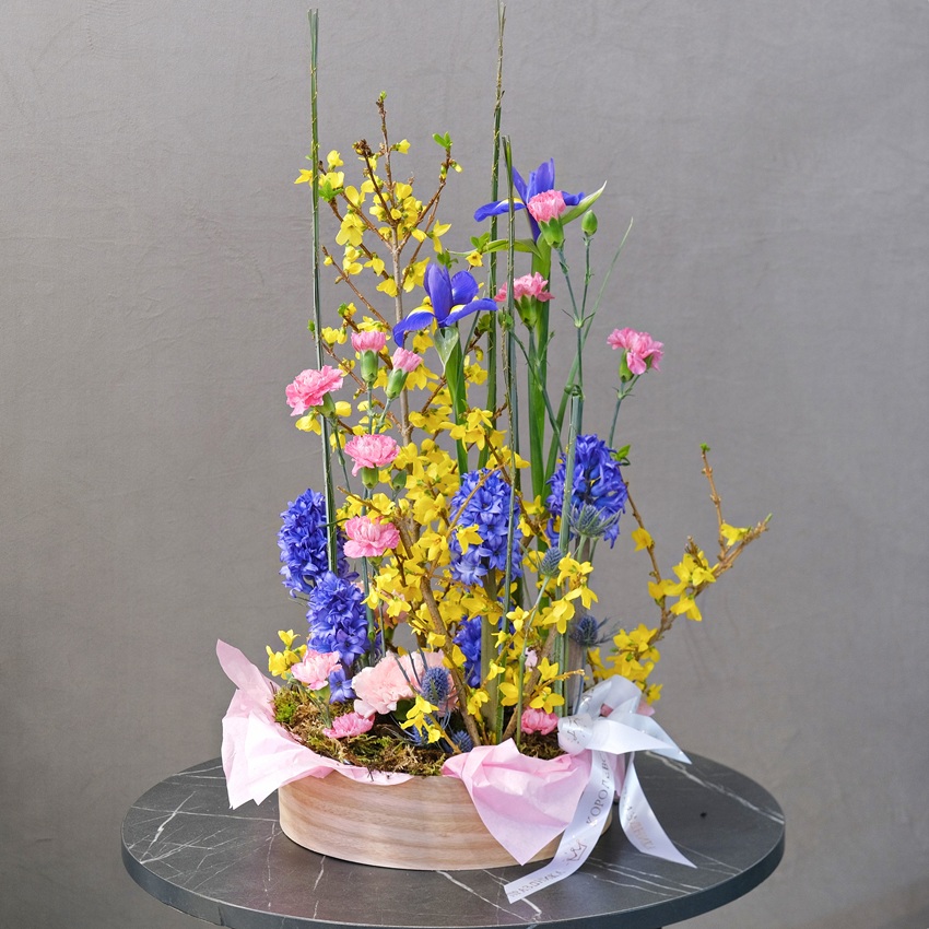Гиацинты, ветки форзиции и ирисы в композиции в кашпо "Цветные сны"