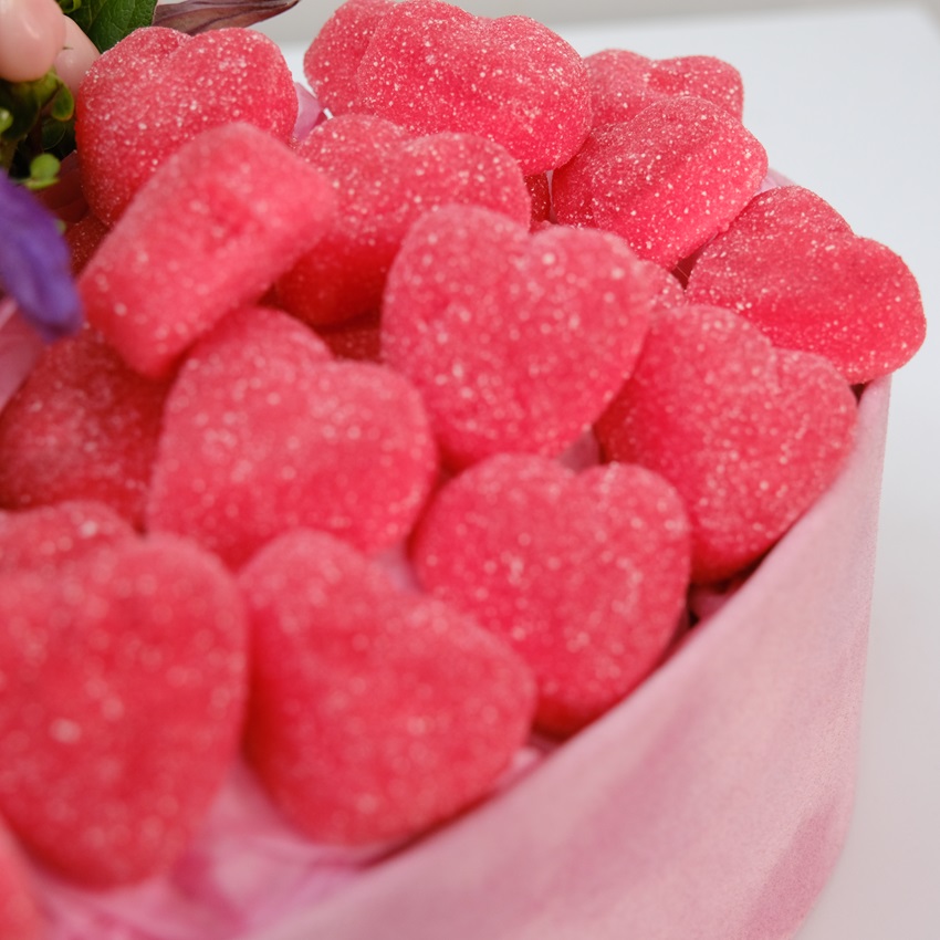 Коробка сердце: мармелад и кустовые розы