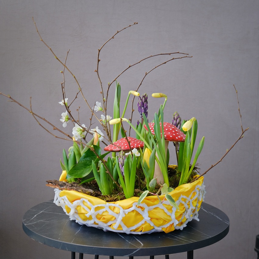 Садик с первоцветами и сувенирами: нарциссы, тюльпаны и гиацинты "Осторожно: весна!"