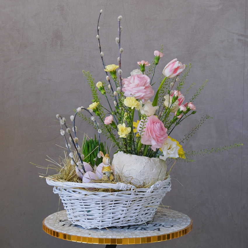 Букет на пасху в корзине с живыми цветами в яйце ручной работы