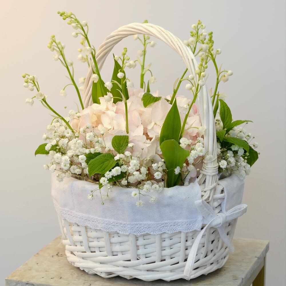Ландыши и розовая гортензия в корзинке