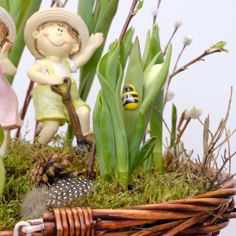 Букет на пасху! Луковичные тюльпаны, фиалка и верба в корзинке с сувенирами