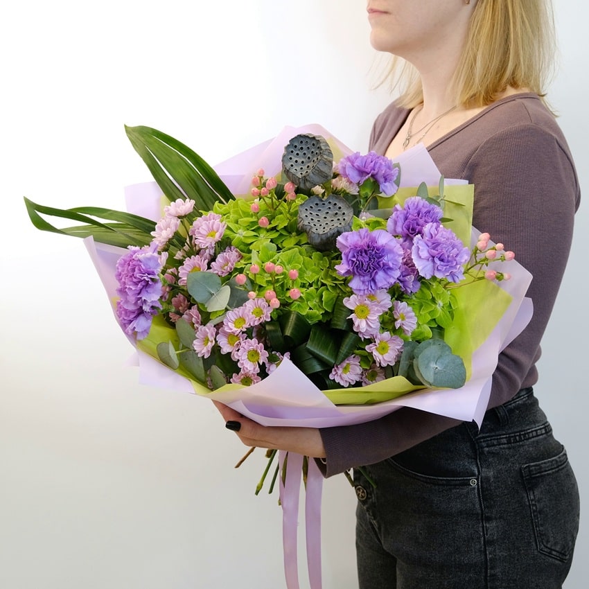 Зелёная гортензия, лотосы и гвоздики в летнем букете "Дзен"