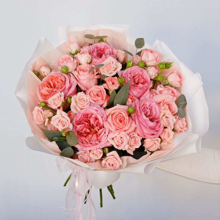 Пионовидные розы в персиковом букете «Ю энд Ми»